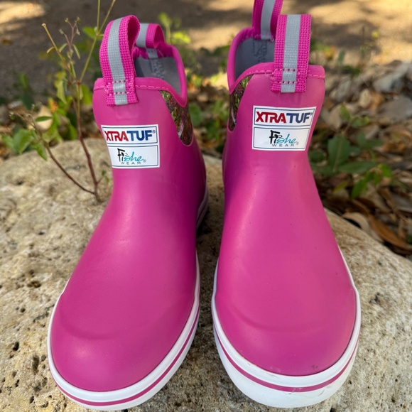 Women's XTRATUF FisheWear Hot Pink Troutrageous Rainbow Deck Boots, 6, Brand New - Picture 3 of 11